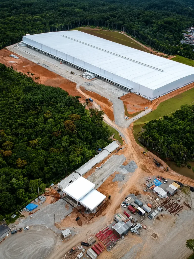 Vista aérea do complexo industrial da Intelbras em São José/SC com a infraestrutura executada pela Terraplein