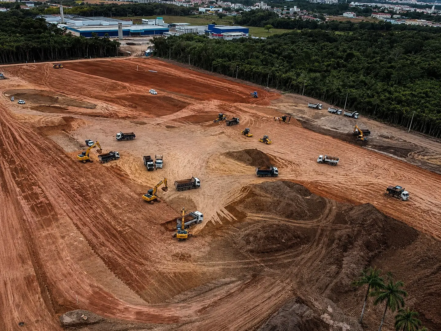 Terraplenagem e movimentação de terra no complexo industrial da Intelbras, executada pela Terraplein