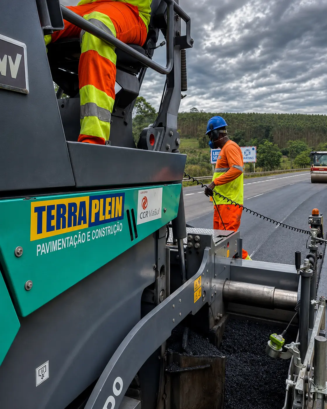 Fresagem e aplicação de capa asfáltica em rodovia federal — Terraplein